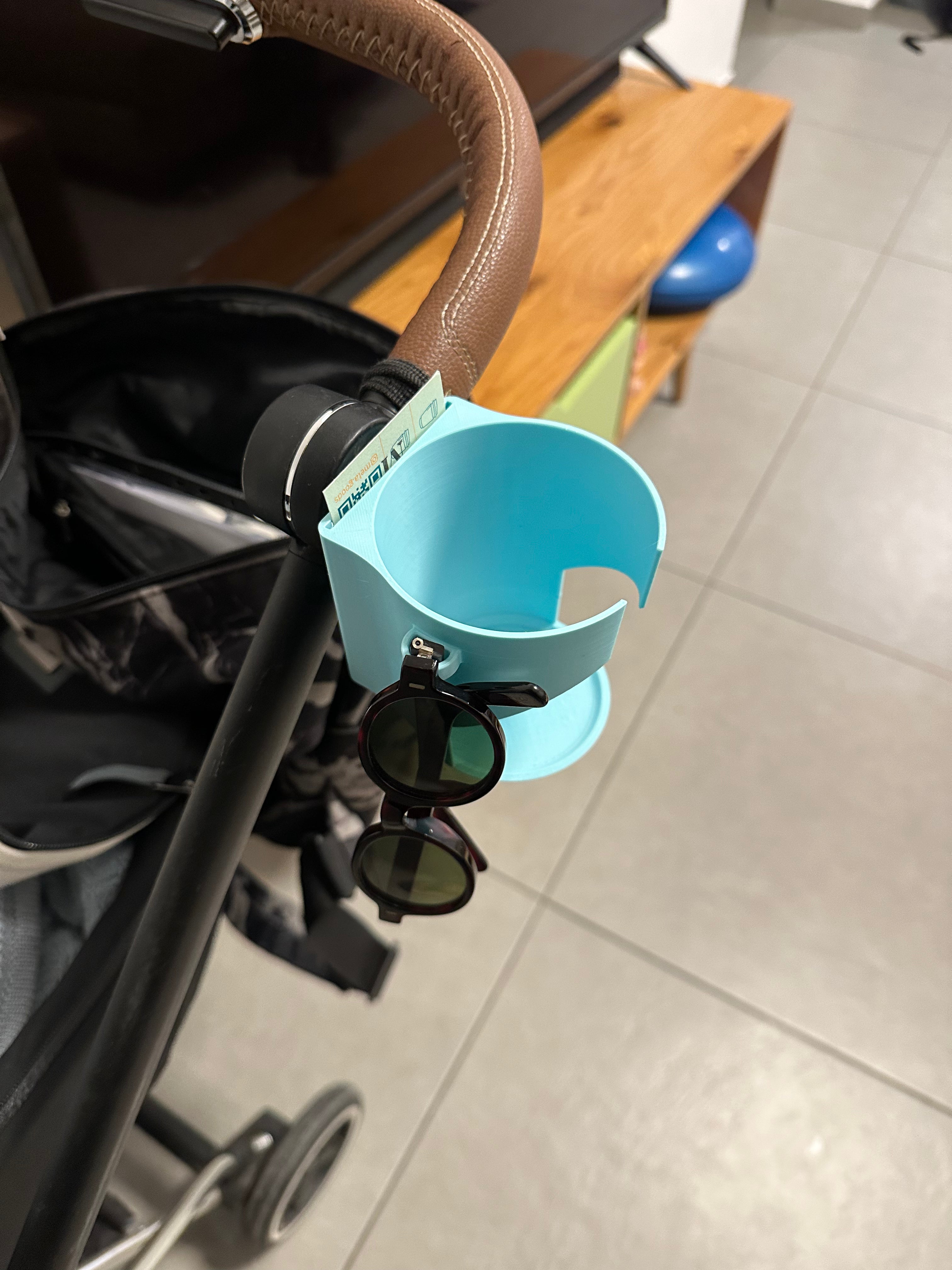 ☕ מחזיק כוס לעגלת תינוק – עם מקום למשקפי שמש וכרטיסיית קפה