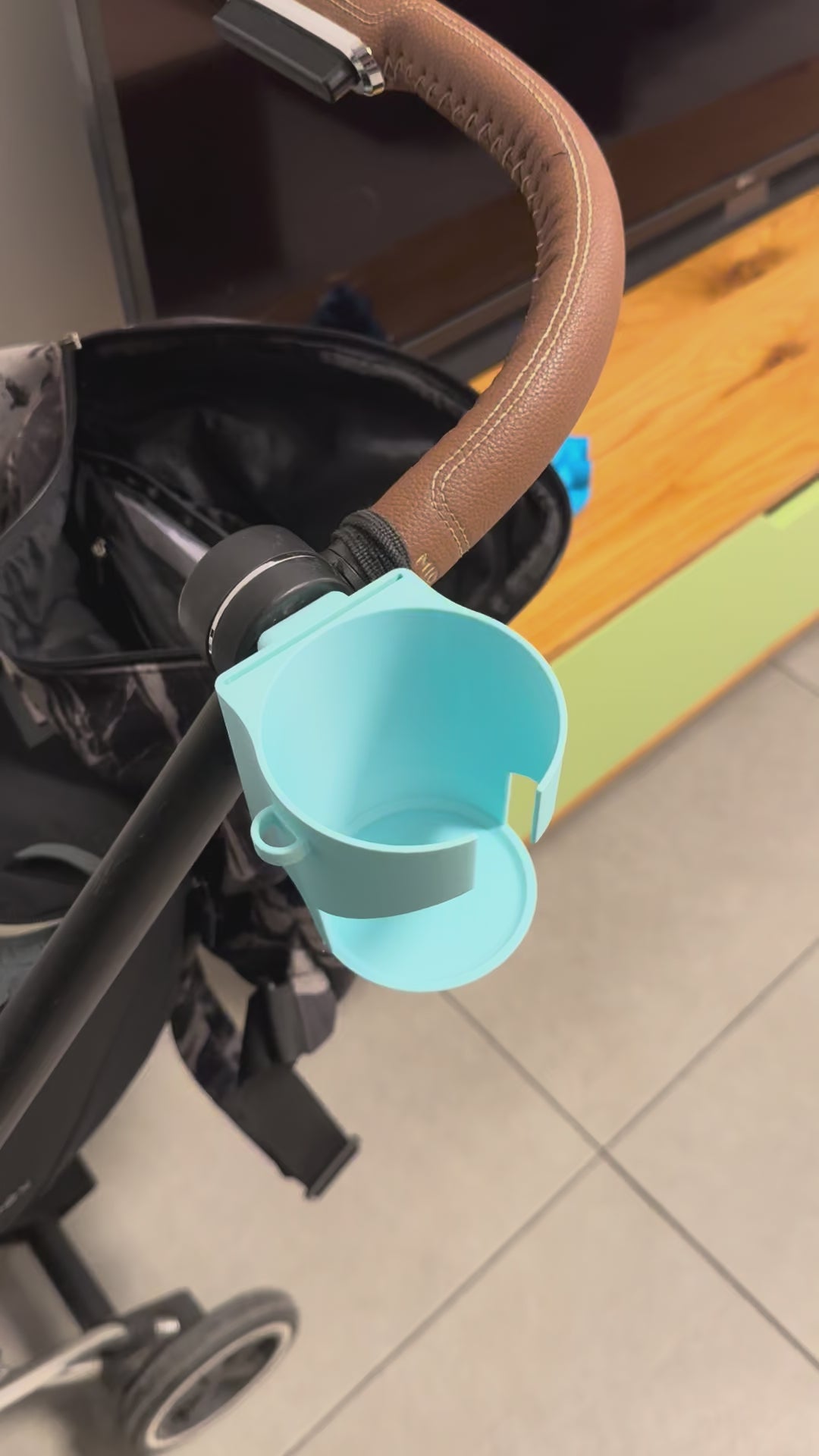 ☕ מחזיק כוס לעגלת תינוק – עם מקום למשקפי שמש וכרטיסיית קפה