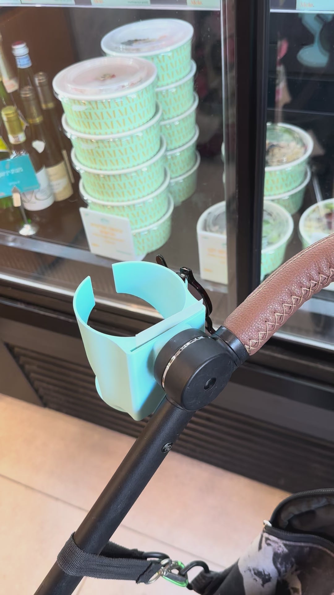 ☕ מחזיק כוס לעגלת תינוק – עם מקום למשקפי שמש וכרטיסיית קפה